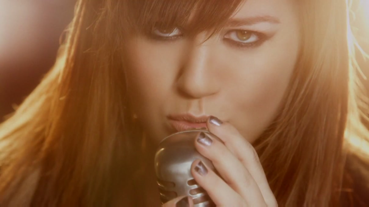 Stronger-What-Doesn-t-Kill-You-Music-Video-kelly-clarkson-28157366-1209-680.jpg