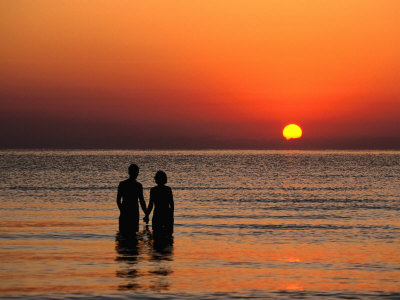david-tomlinson-couple-holding-hands-at-sunset-over-the-bay-of-alcudia-mallorca-balearic-islands-spain.jpg