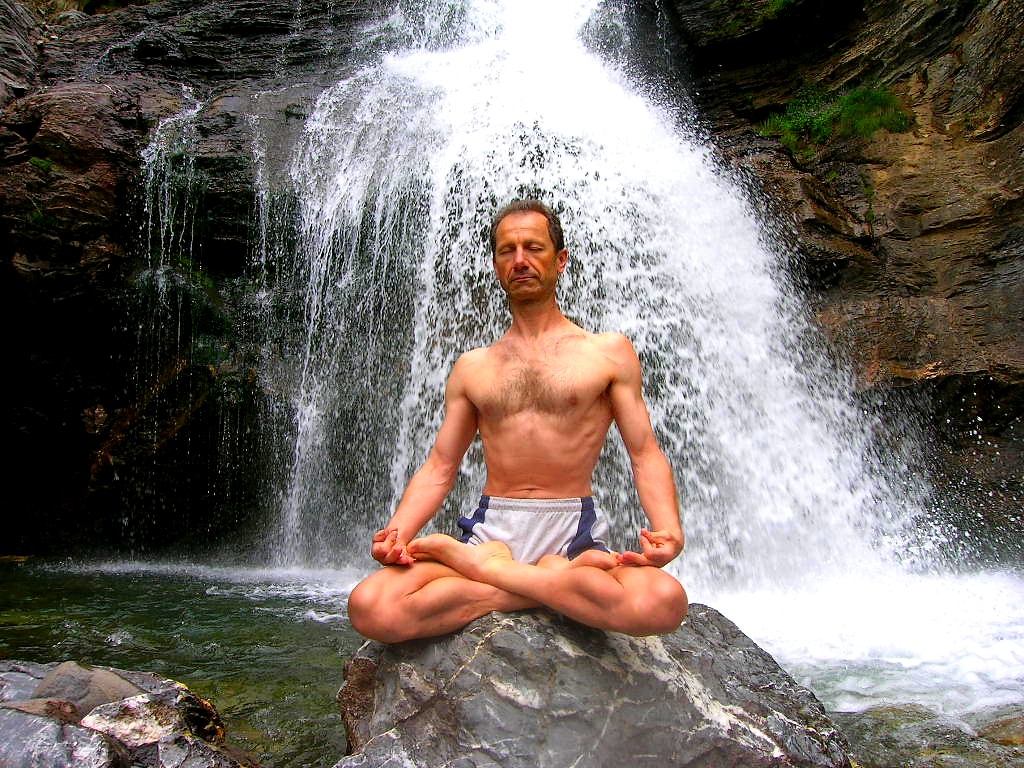 tanumanasi_en_meditacion_loto_padmasana.jpg