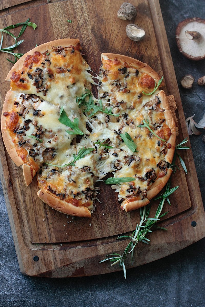 800px-Pizza_with_mushrooms_and_cheese.jpg