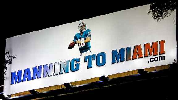 nfl_a_manningbillboard_576.jpg