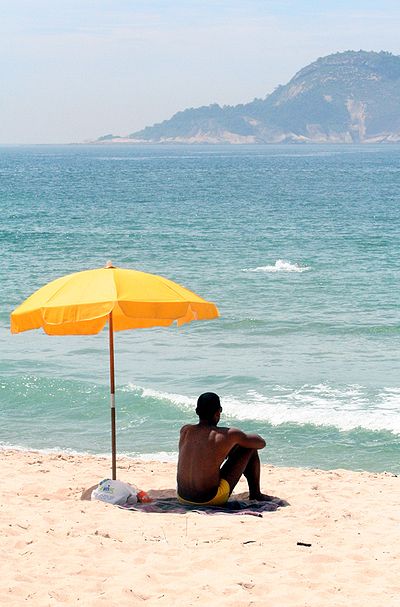 400px-Man_sitting_under_beach_umbrella.JPG