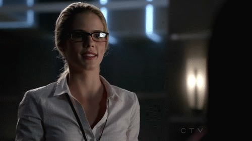 felicity_smoak_gif_by_edartgeek-d62tsq3.gif