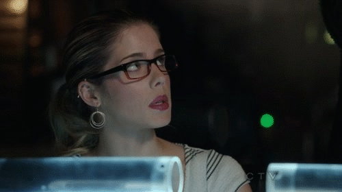 felicity_smoak_gif_by_edartgeek-d62zyfh.gif