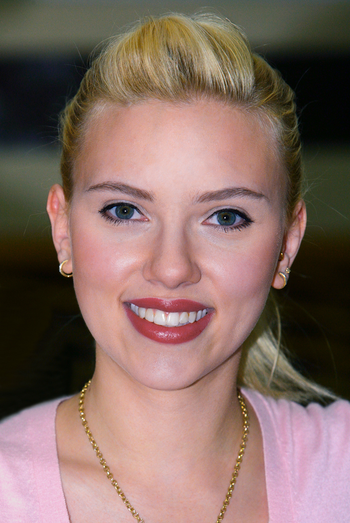 Scarlett_Johansson_in_Kuwait_01b-tweaked.jpg